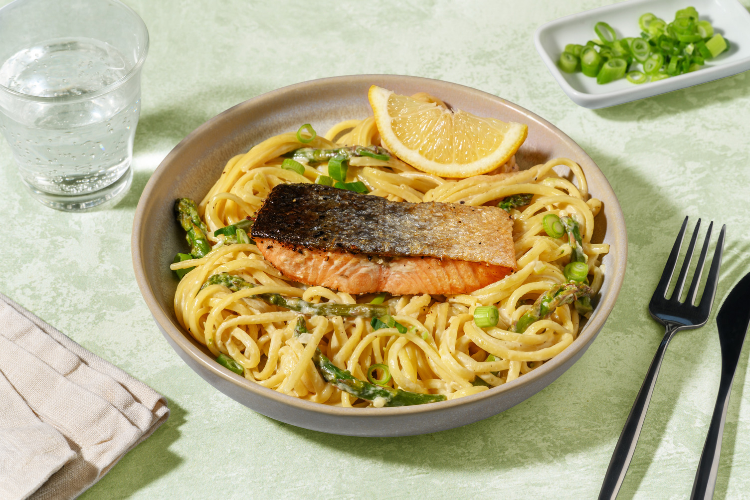 Grüner Spargel mit zartem Lachsfilet