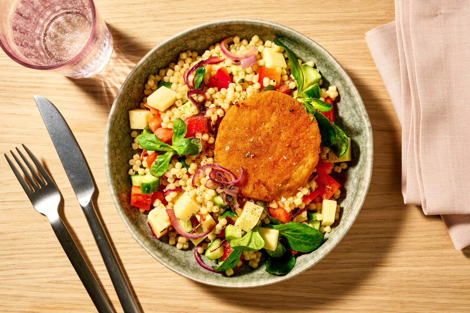 Bowl aux émincés végés façon poulet & dés de fromage aux herbes