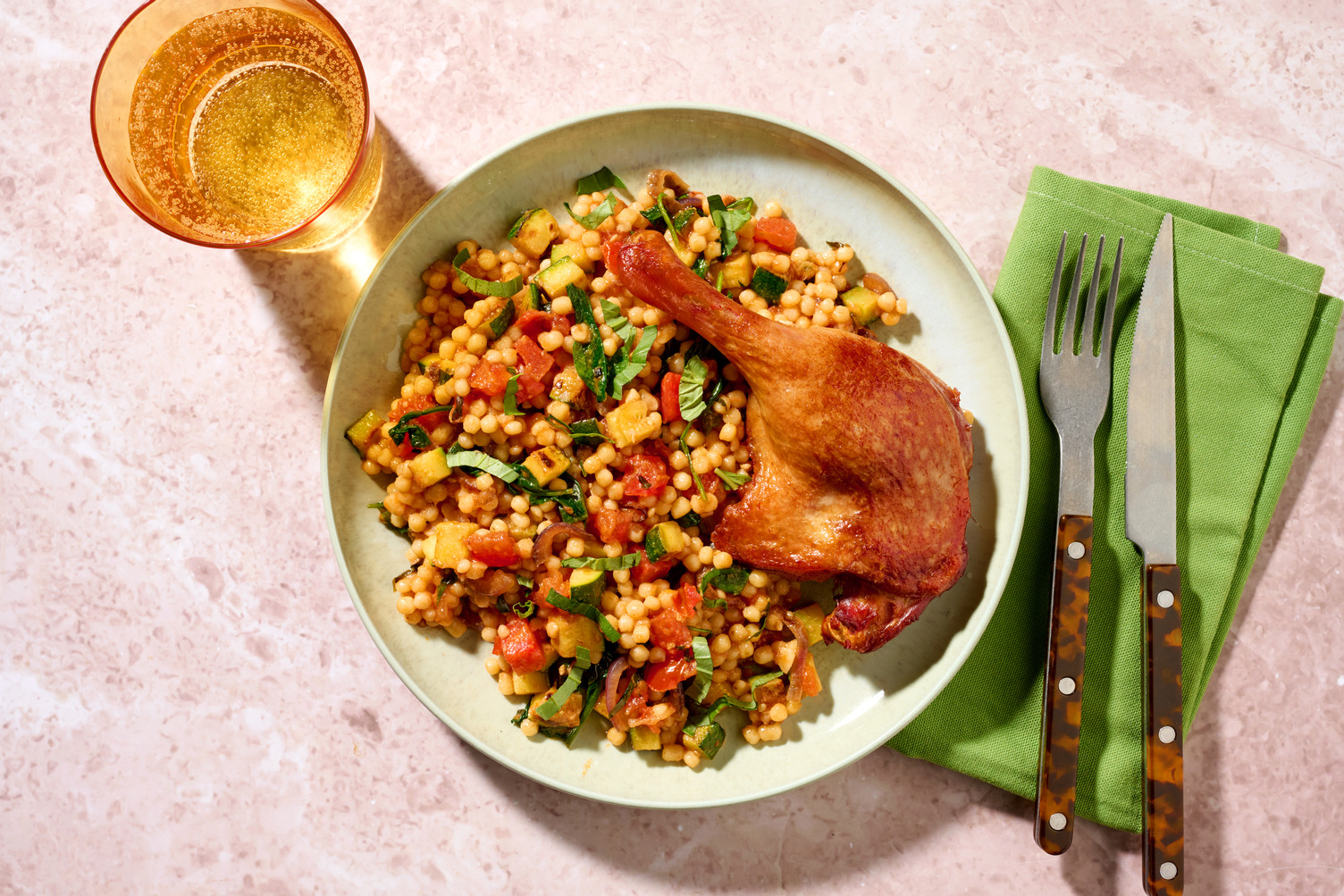 Cuisse de canard confite & couscous perlé au pesto rouge