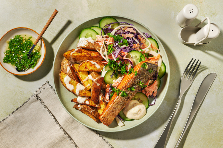 Zalm met knoflook-kruidendressing en regenboogkoolsla