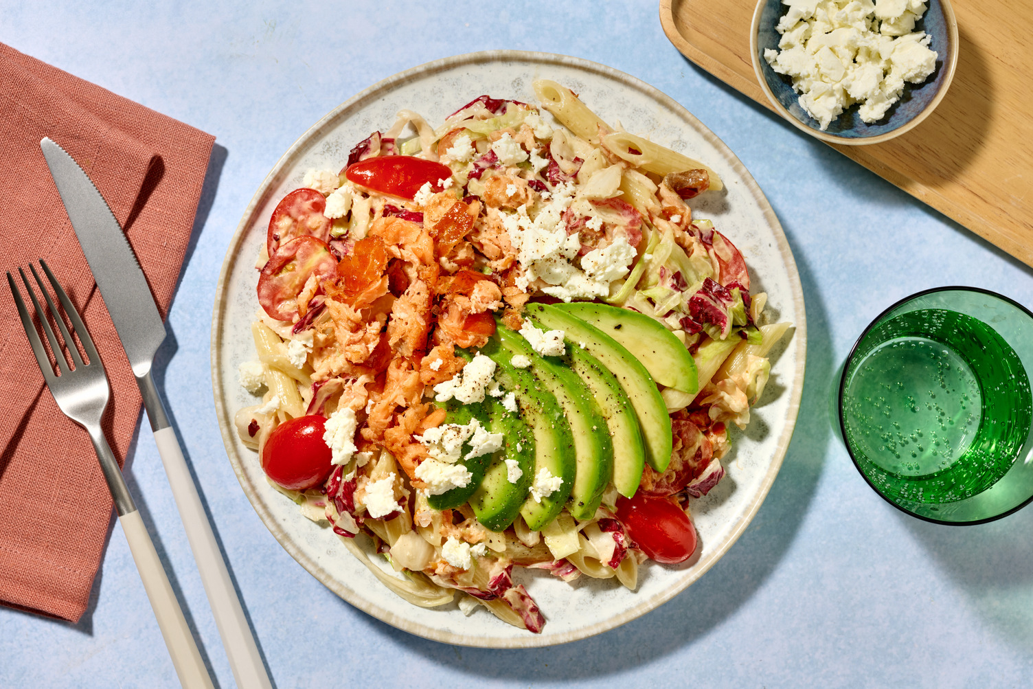 Pastasalade met warmgerookte zalm en avocado