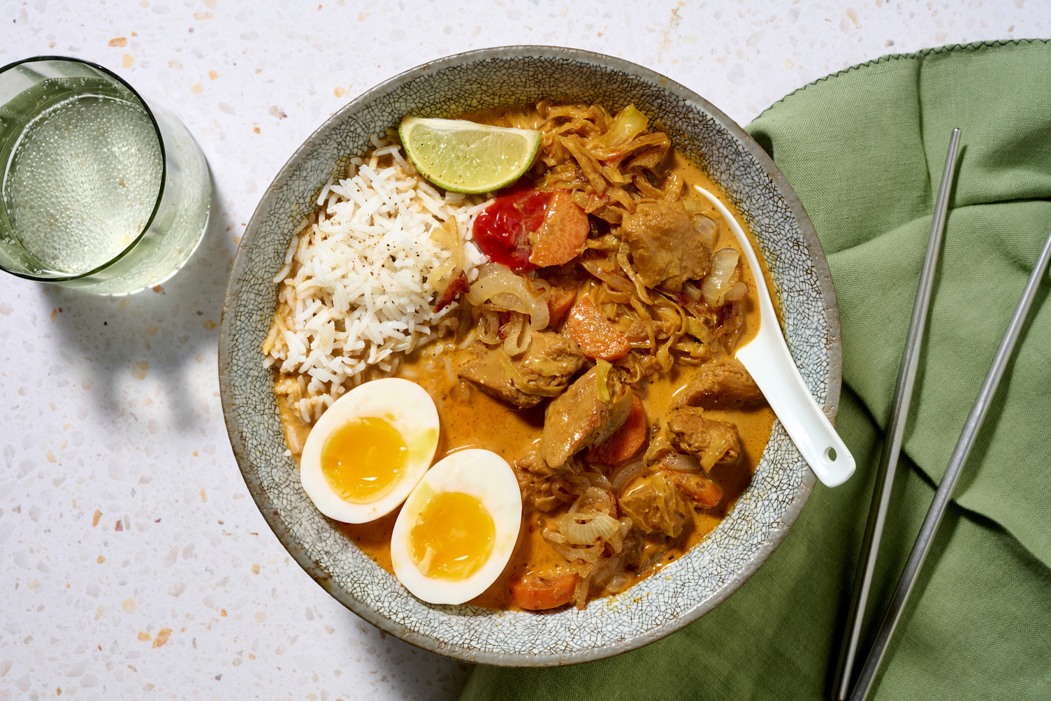 Soupe aux émincés végé façon poulet, curry jaune & œuf mollet