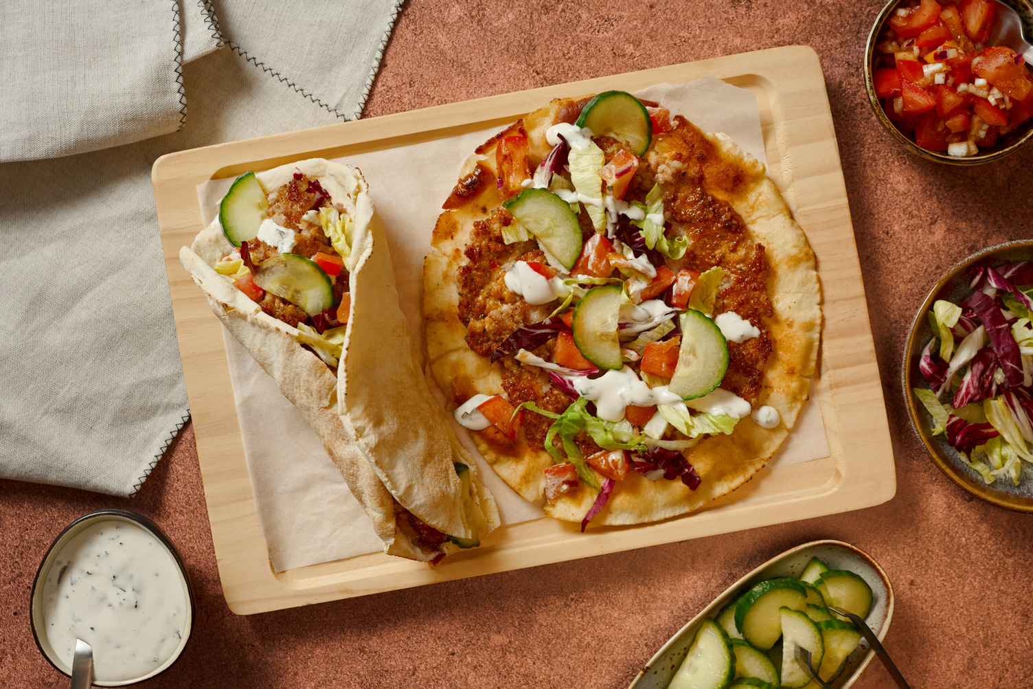 Zelfgemaakte kipdöner met sumaksalade en verse kruiden