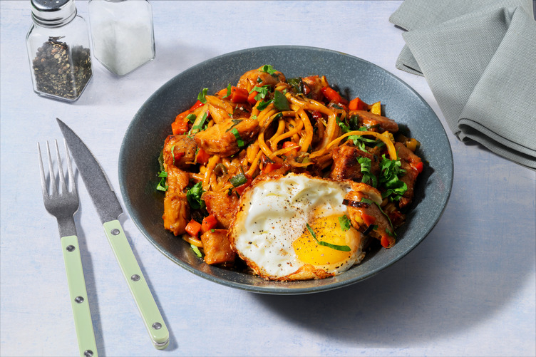 Bami aux émincés végés façon poulet & œuf au plat