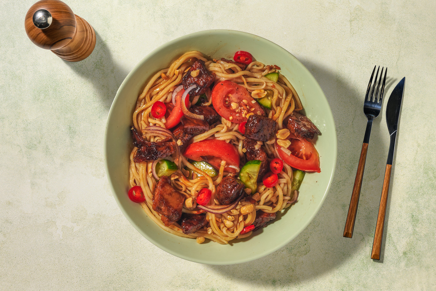 Noedelsalade met veggie runderstukjes en pinda's