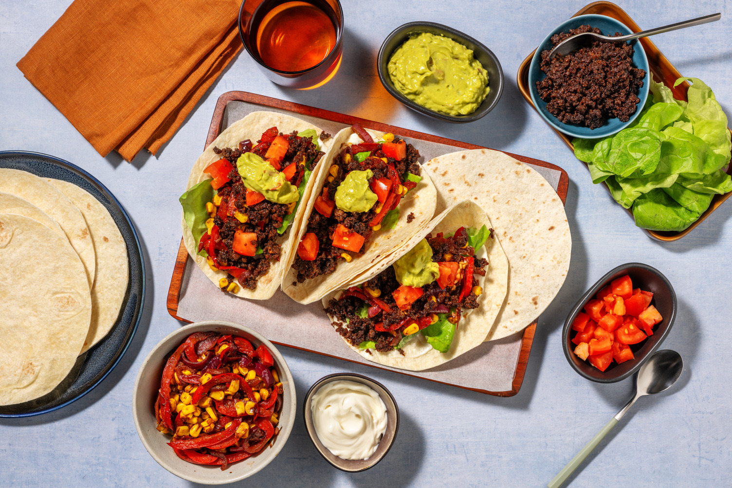 Zachte taco's met guacamole, knoflooksaus en veggie gehakt