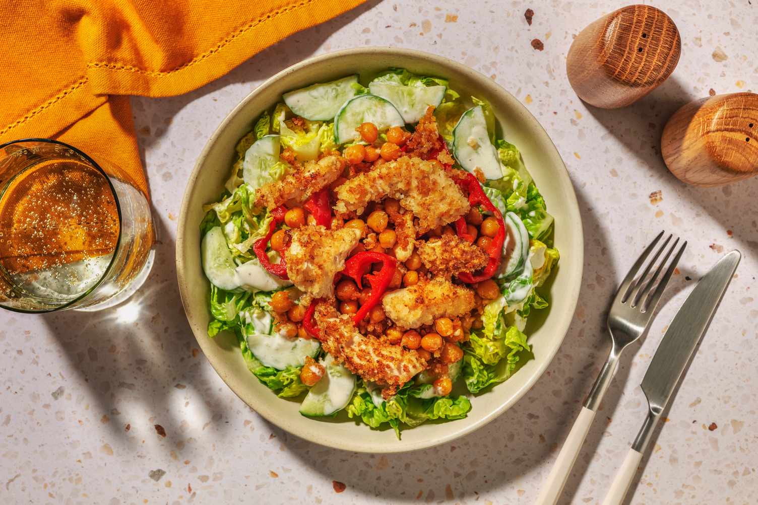 Hähnchen-Souflaki-Bites auf buntem Salat