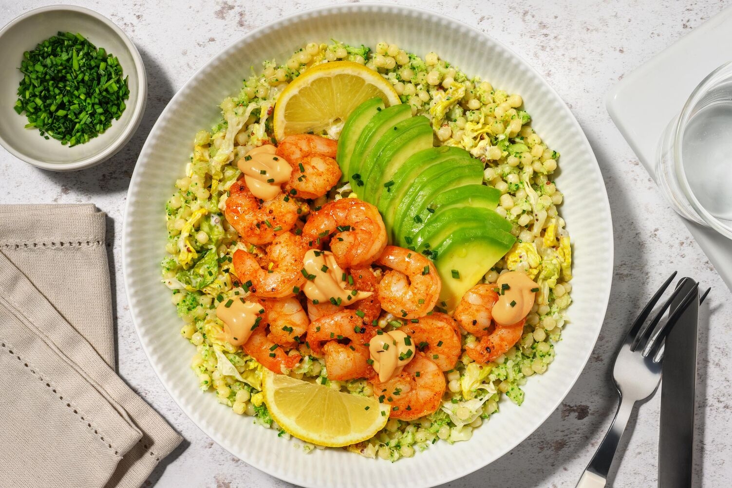 Scampicocktailbowl met avocado, bieslook en citroen
