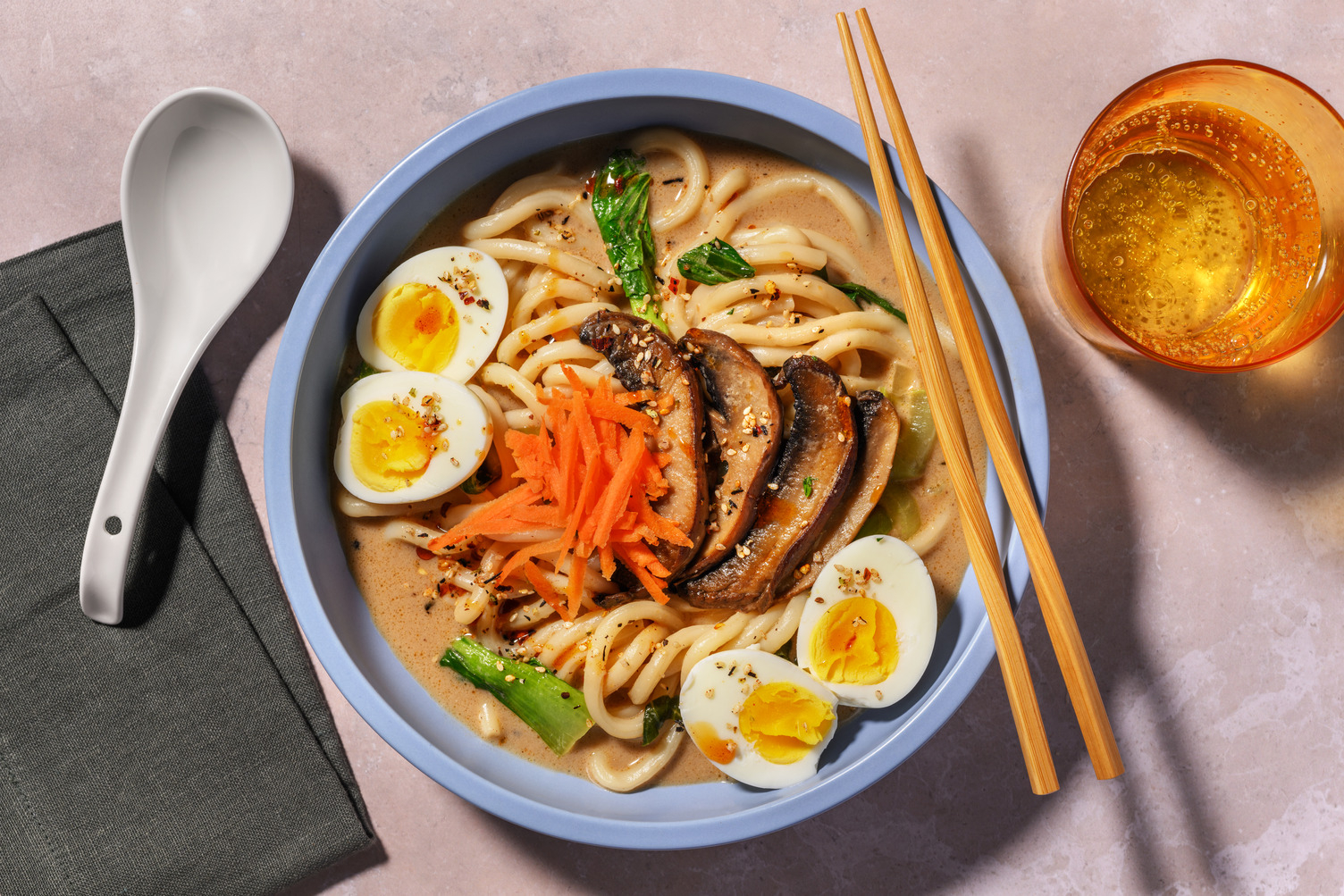 Noedelsoep met miso, zachtgekookt eitje en furikake