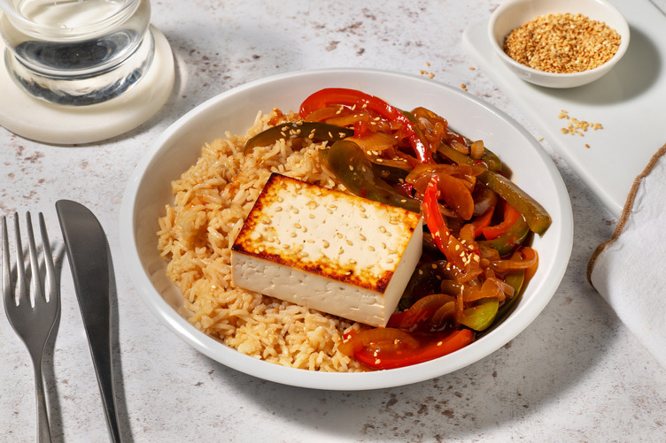 Tofu i sursød peberfrugtsauce