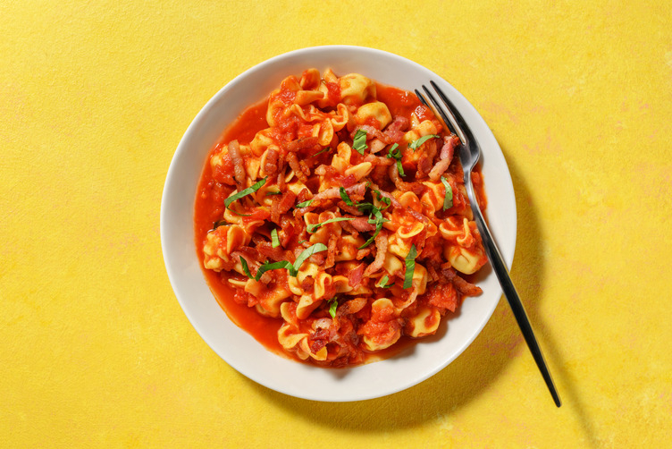 Fiorelli de setas exprés con bacon en salsa arrabiata