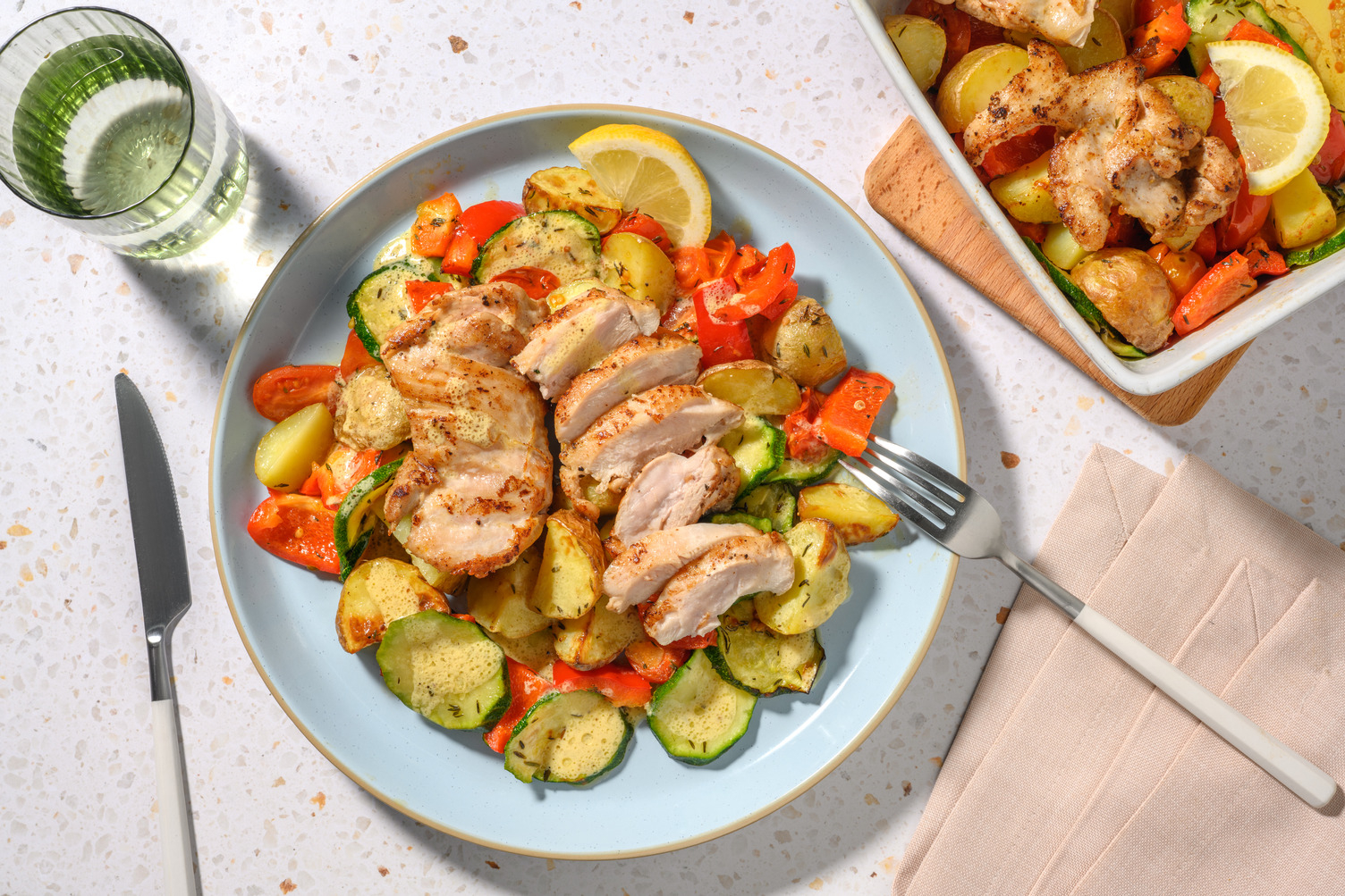 Pollo dorato e ratatouille di verdure alla provenzale