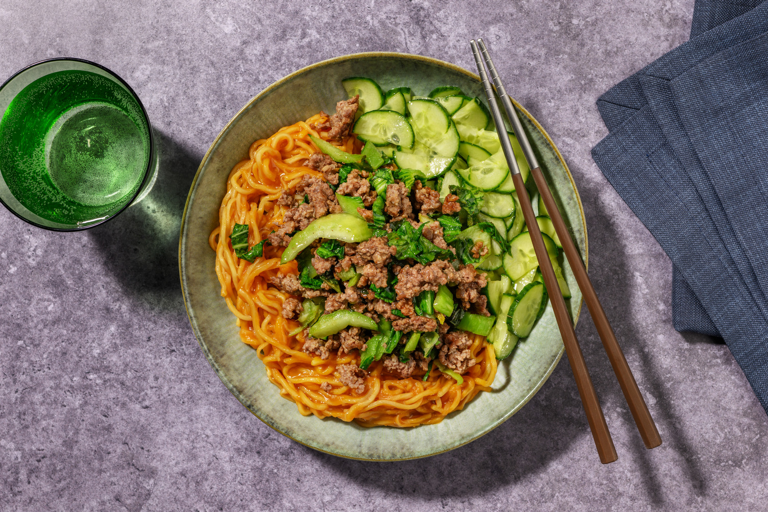 Noedels met rundergehakt en paksoi in zoeteaardappelsaus