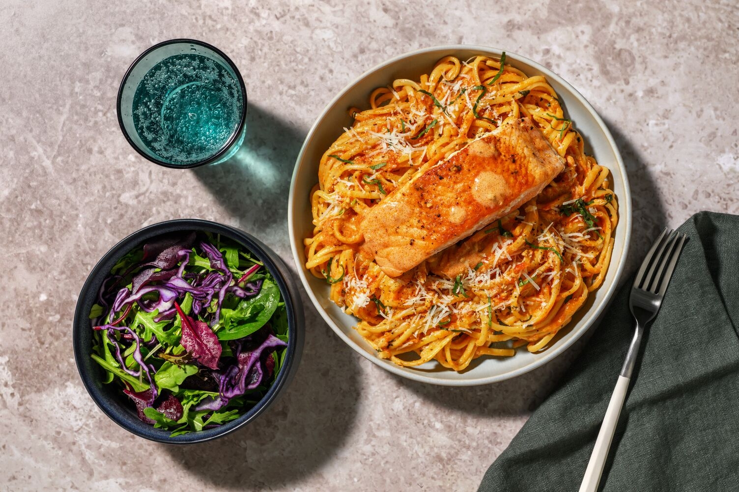 Kremet tomat-linguine med laks