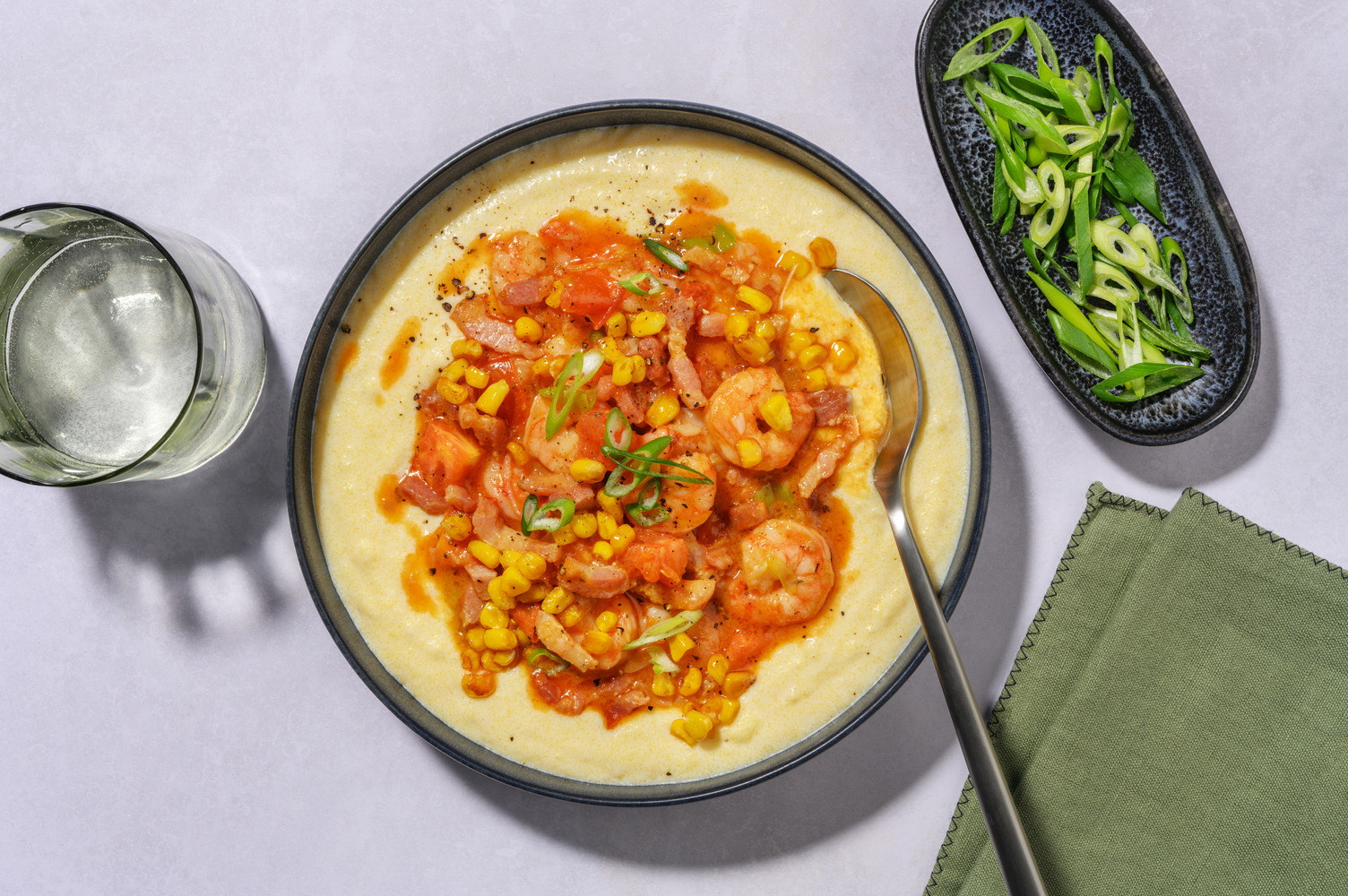 Cremede sydstatsrejer og bacon på 'grits'