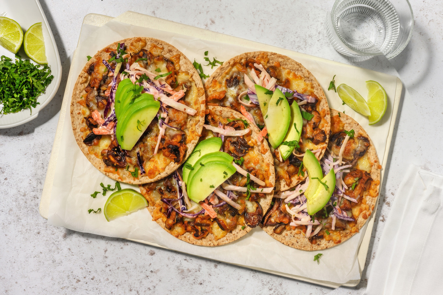Cheesy tostada's met chipotle en champignons