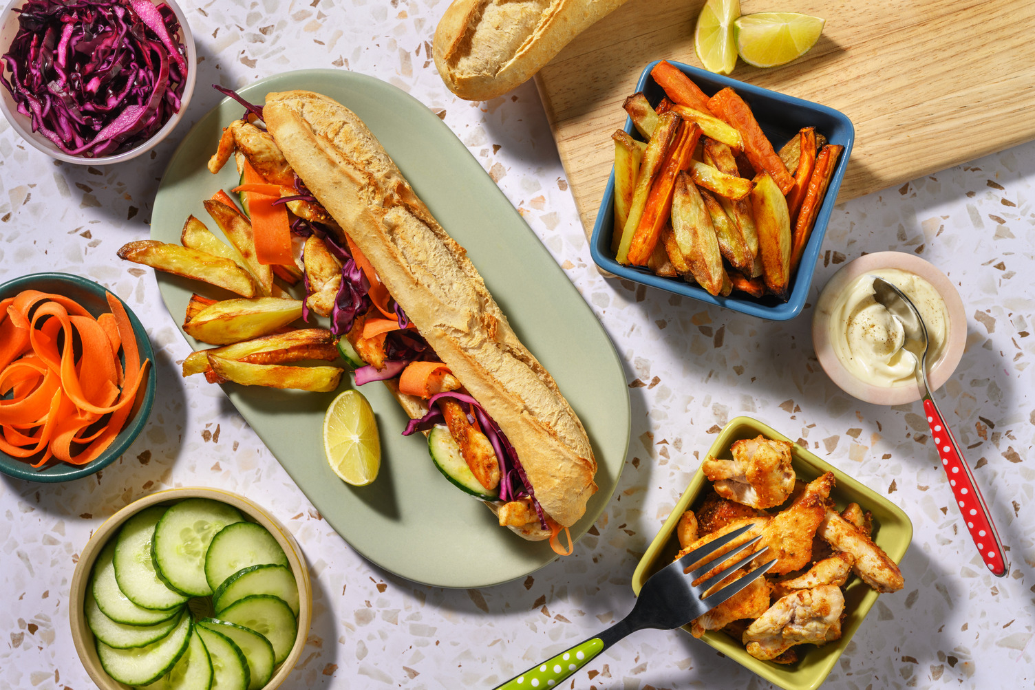 Banh mi med kylling og rodfrugtsfritter