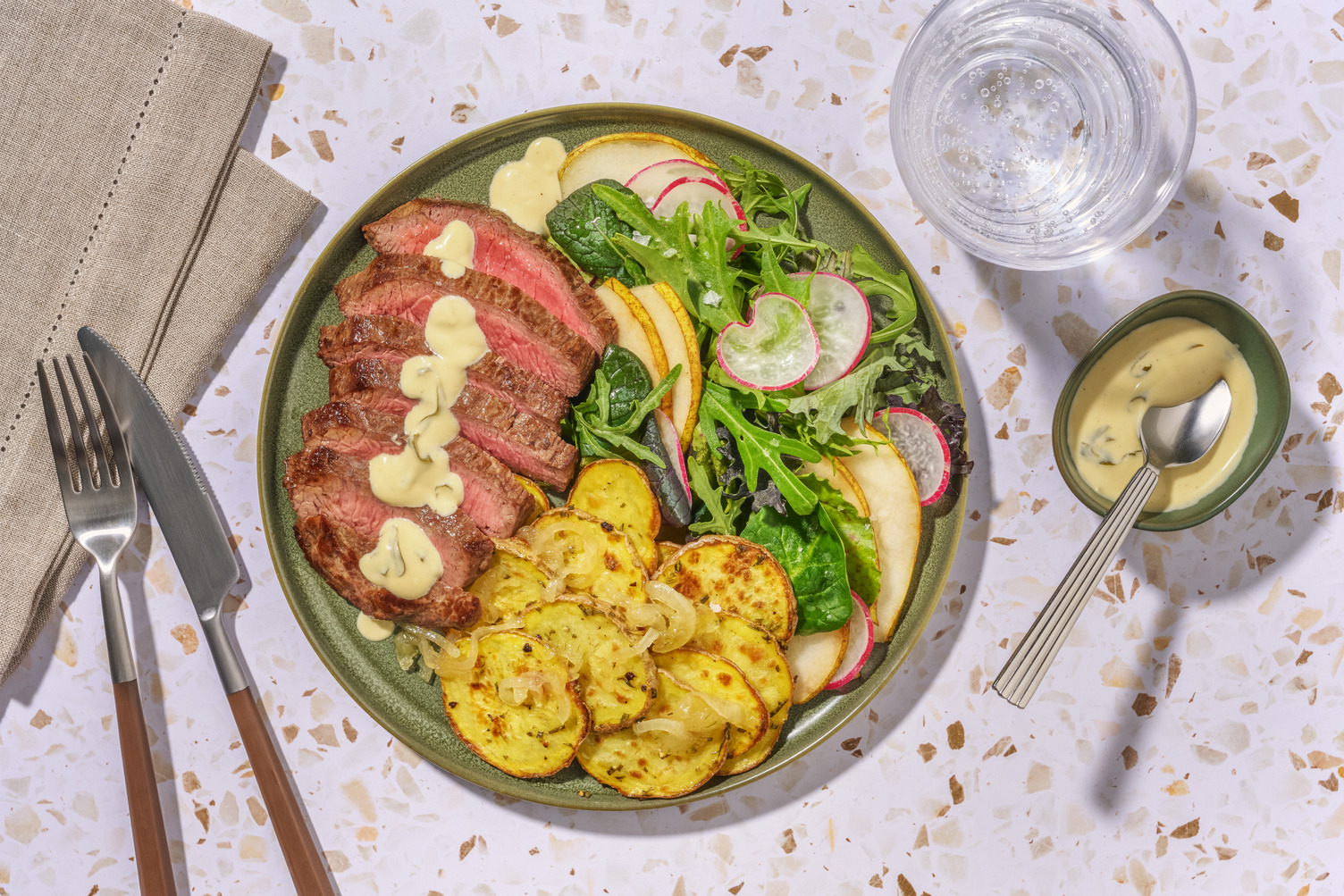 Fransk inspireret flatsteak i estragonsauce