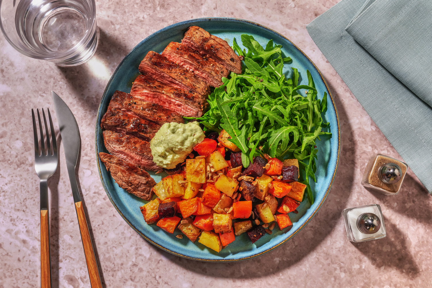 Pannstekt flat steak och avokadokräm