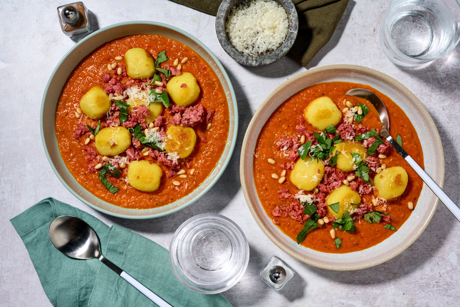 Fylld gnocchi och salsiccia i tomatsås
