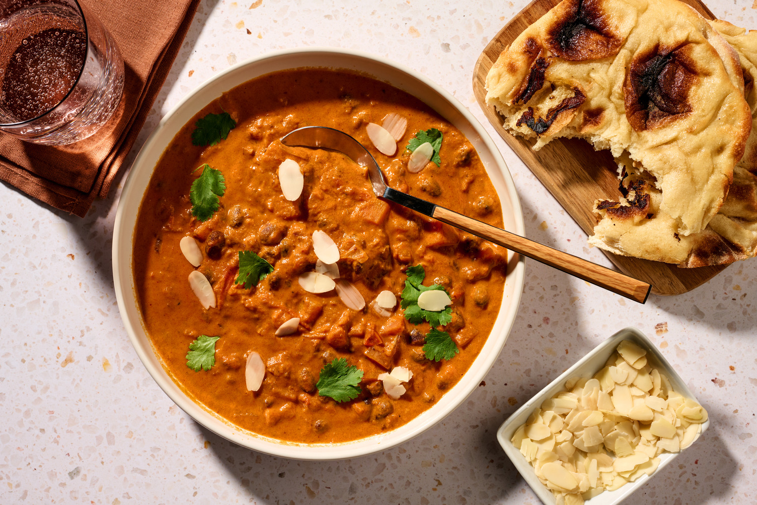 Indisk rajma makhani med sorte bønner