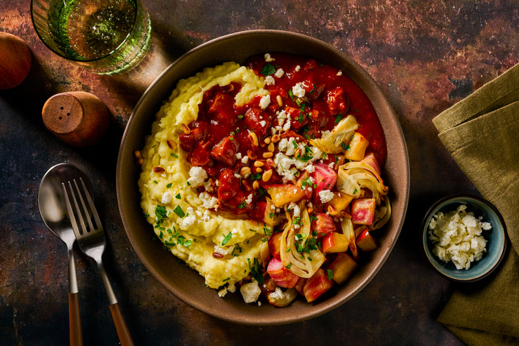 Hertenpeper met rodewijnsaus, feta, pijnboompitten en verse kruiden