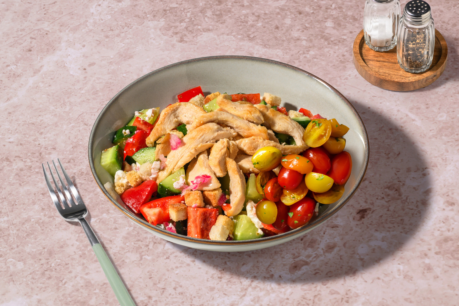 Doppelt Hähnchenstreifen auf griechischem Salat