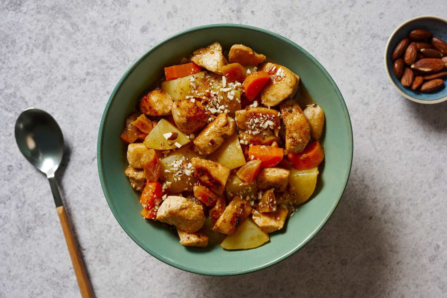 Tajine sucré-salé de poulet aux amandes