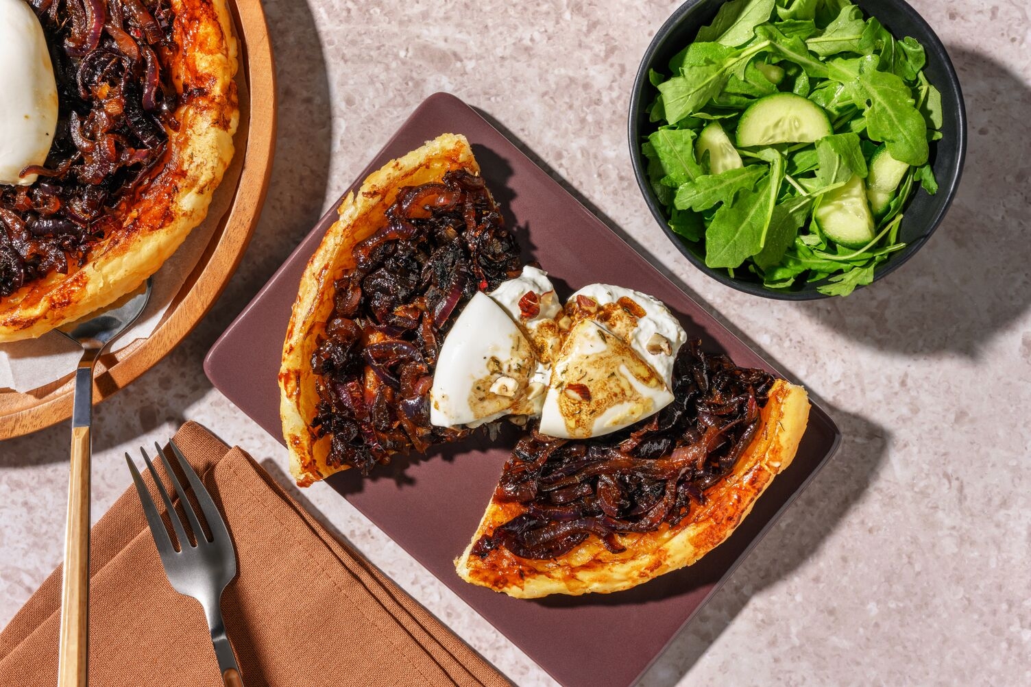 Tarte façon Tatin d'oignons, thym & burrata
