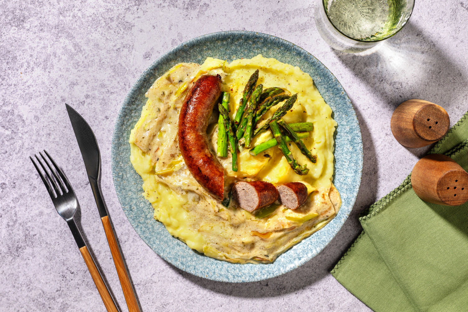 Saucisse & poêlée printanière poireau-asperges