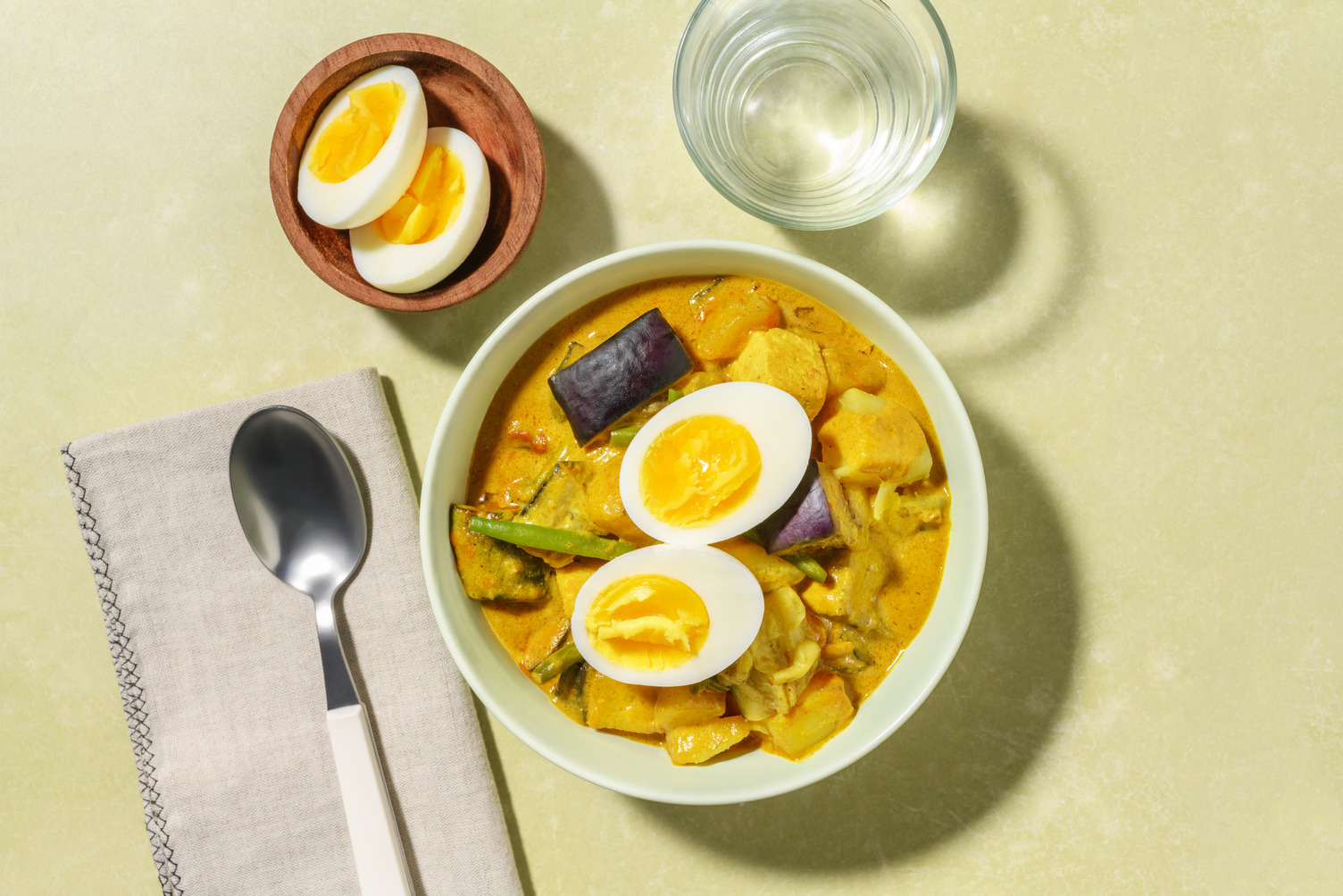 Op Sayur Lemak geïnspireerde gele eiercurry met pinda’s