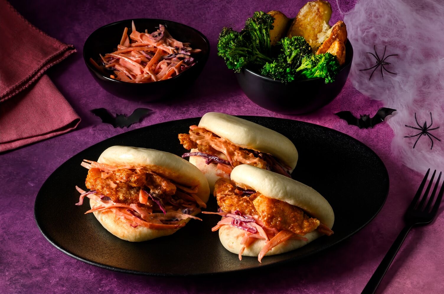 Gruselige Chicken Bao Buns mit Sriracha-Mayo