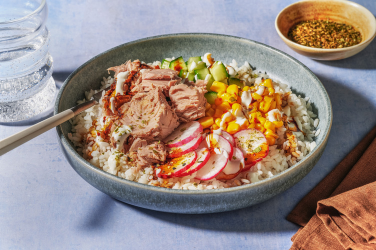 Poké bowl au thon, furikake & maïs au chili doux
