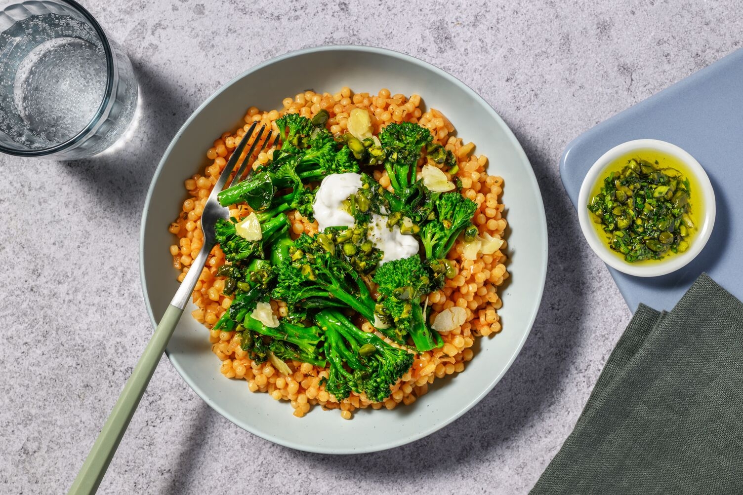 Bowl de broccolinis braisés & couscous perlé