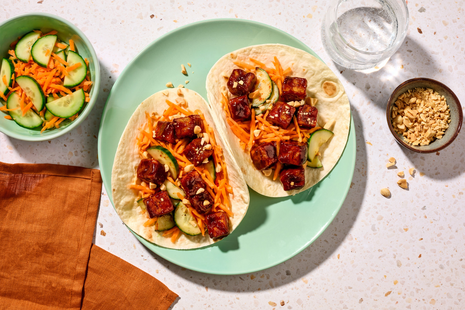 Tacos complets de tofu laqué & mayo-sriracha