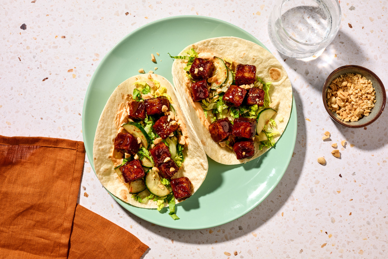 Tacos complets de tofu laqué & mayo-sriracha