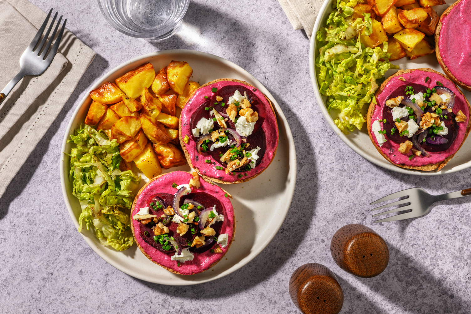 Bagel-toast au crémeux de betterave & chèvre