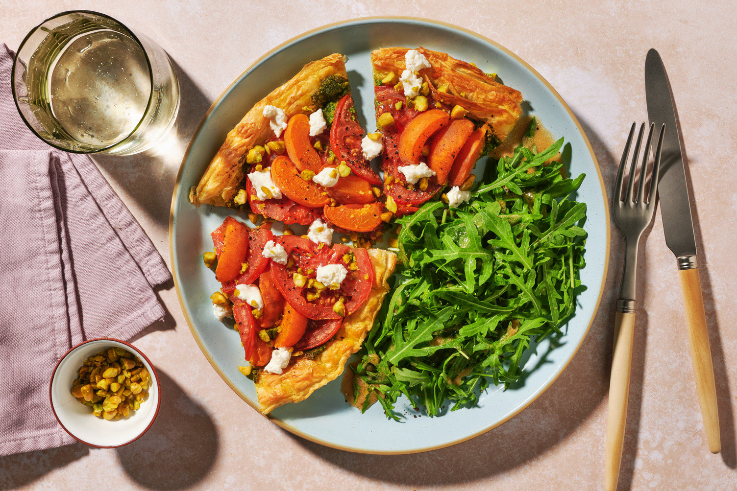 Tarte fine tomate-abricot & pesto relevé