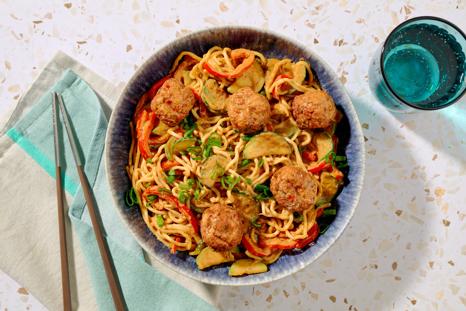 Wok de boulettes thaï & sauce cacahuètes