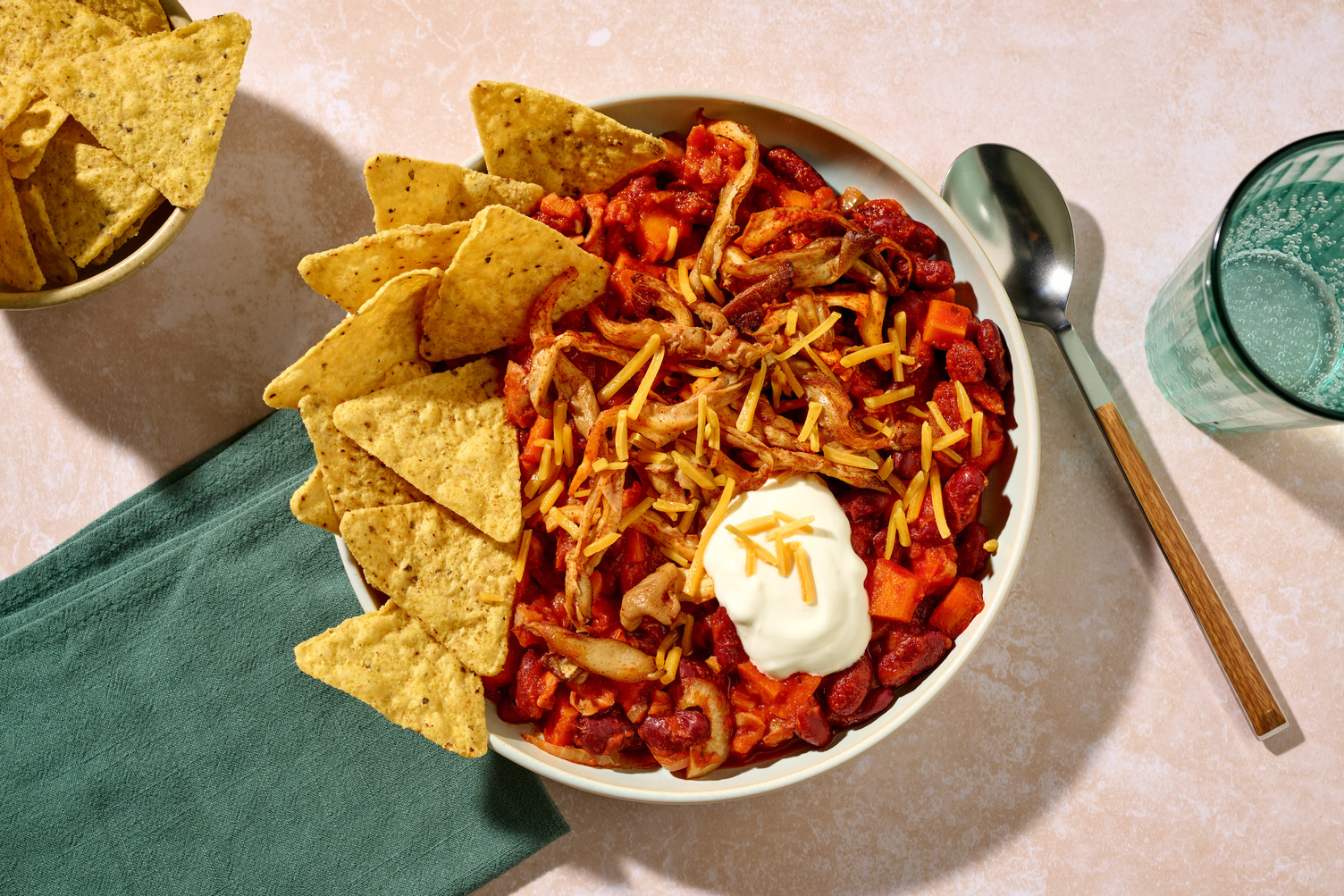 Chili con pleurotes & chips de tortilla