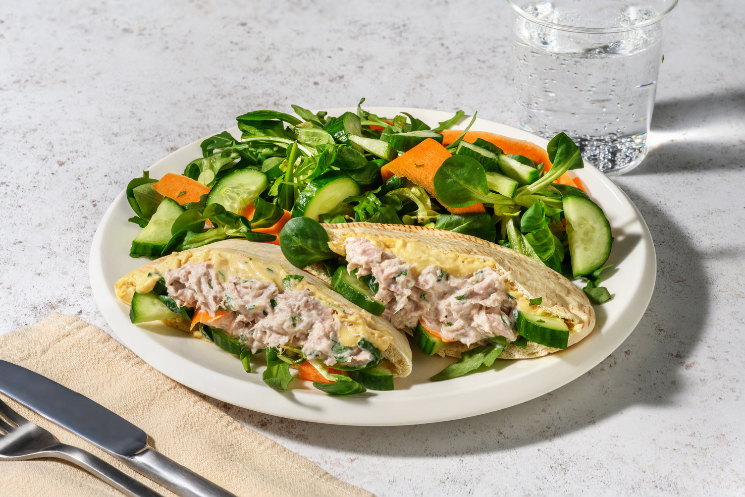 Pitas au thon, sauce yaourt & houmous