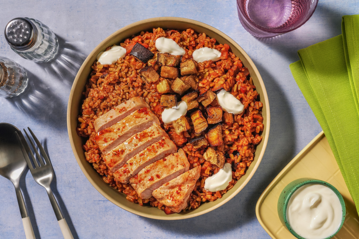 Porc à la harissa, aubergine & freekeh