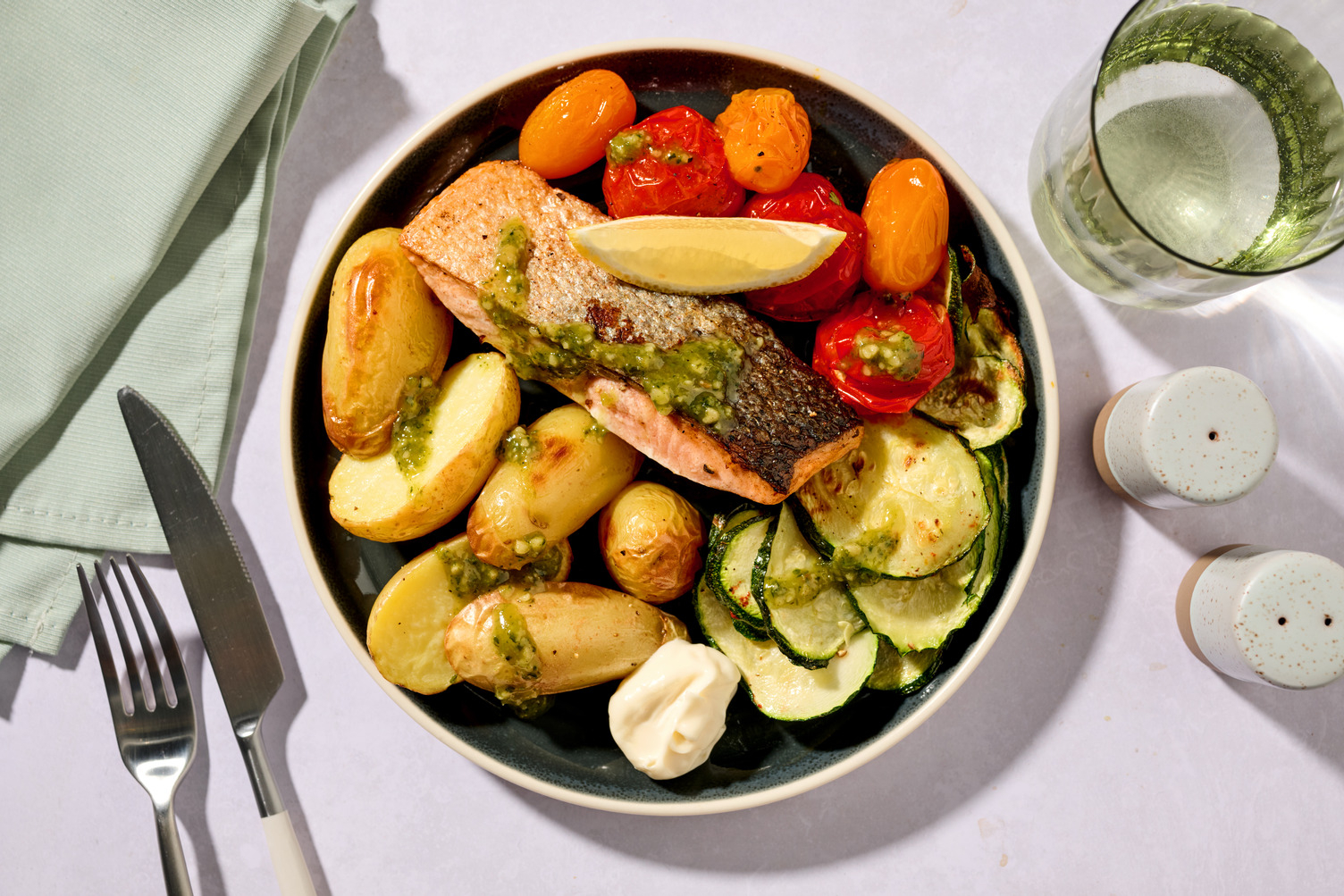Zalm met frisse salsa van kappertjes en dille