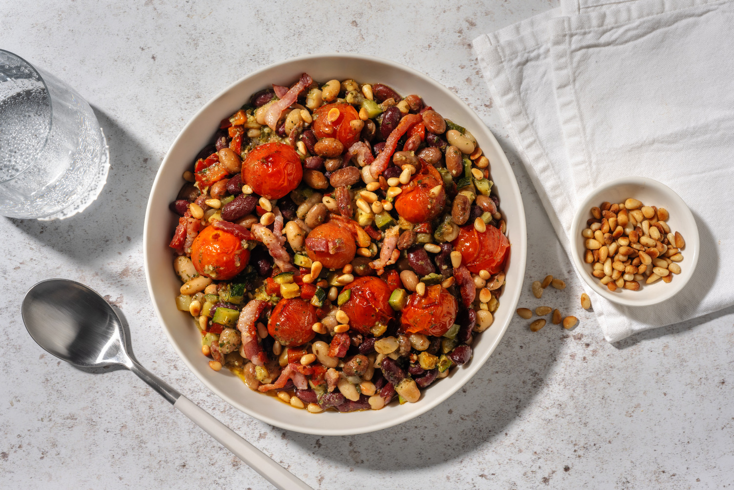 Bowl de haricots, lardons & crème de basilic