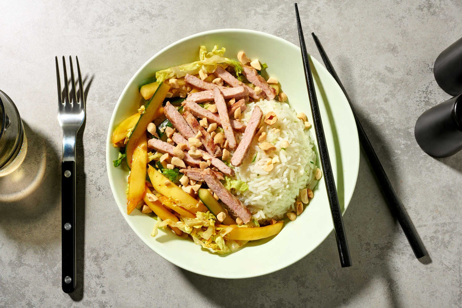 Porc grillé & salade épicée à la mangue