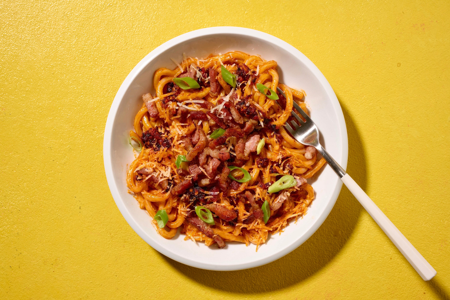 Udon carbonara & huile pimentée croustillante