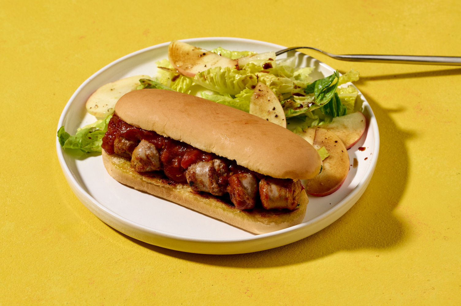 Hot dog façon Currywurst & salade à la pomme