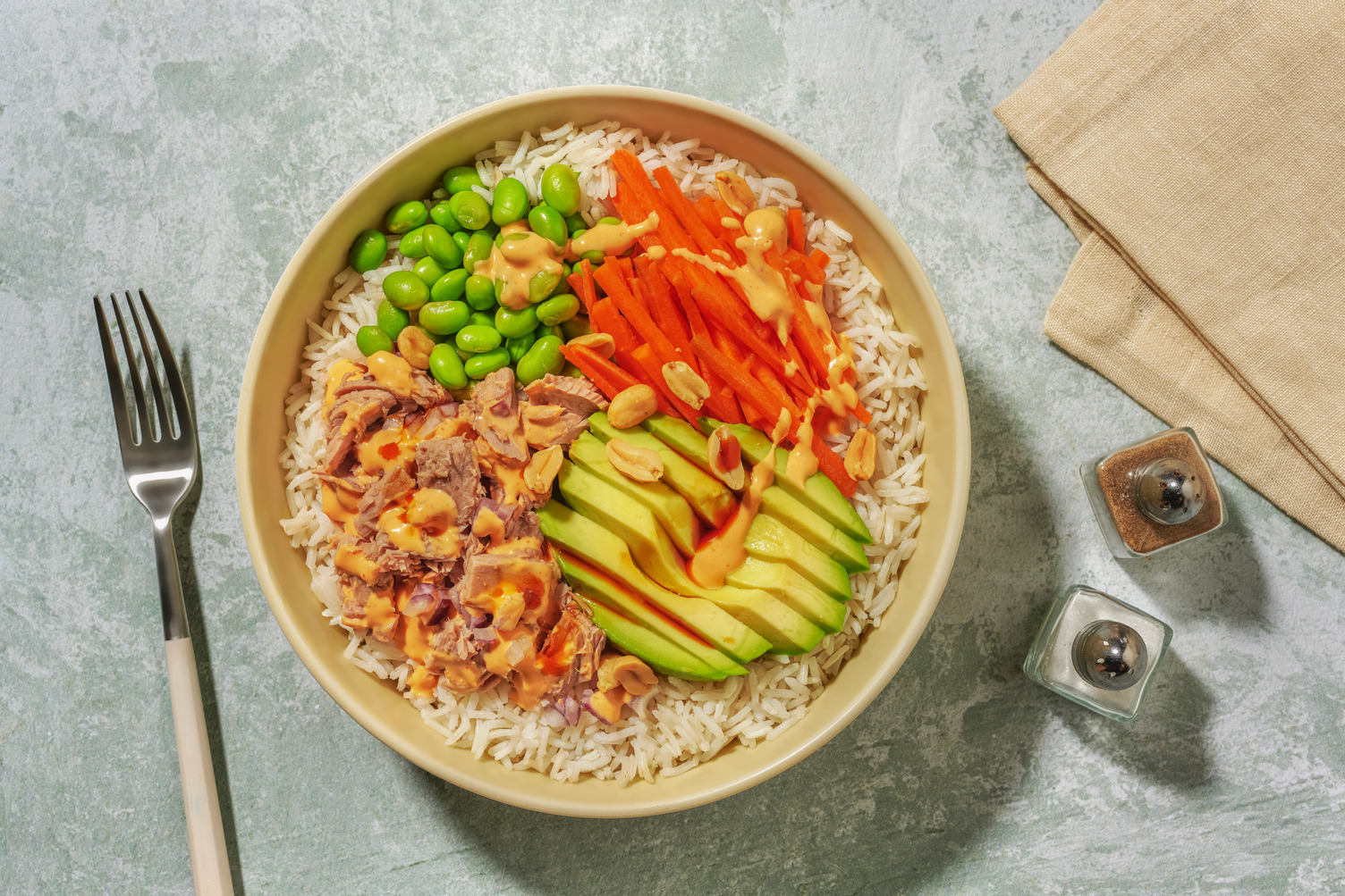 Poké bowl : thon, sriracha & avocat