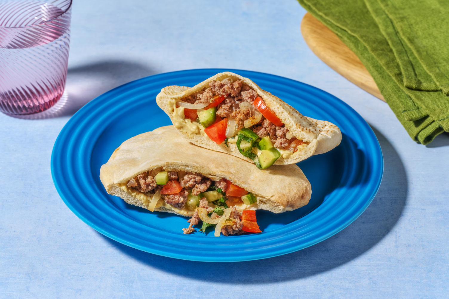 Pitas au bœuf haché, crudités & houmous