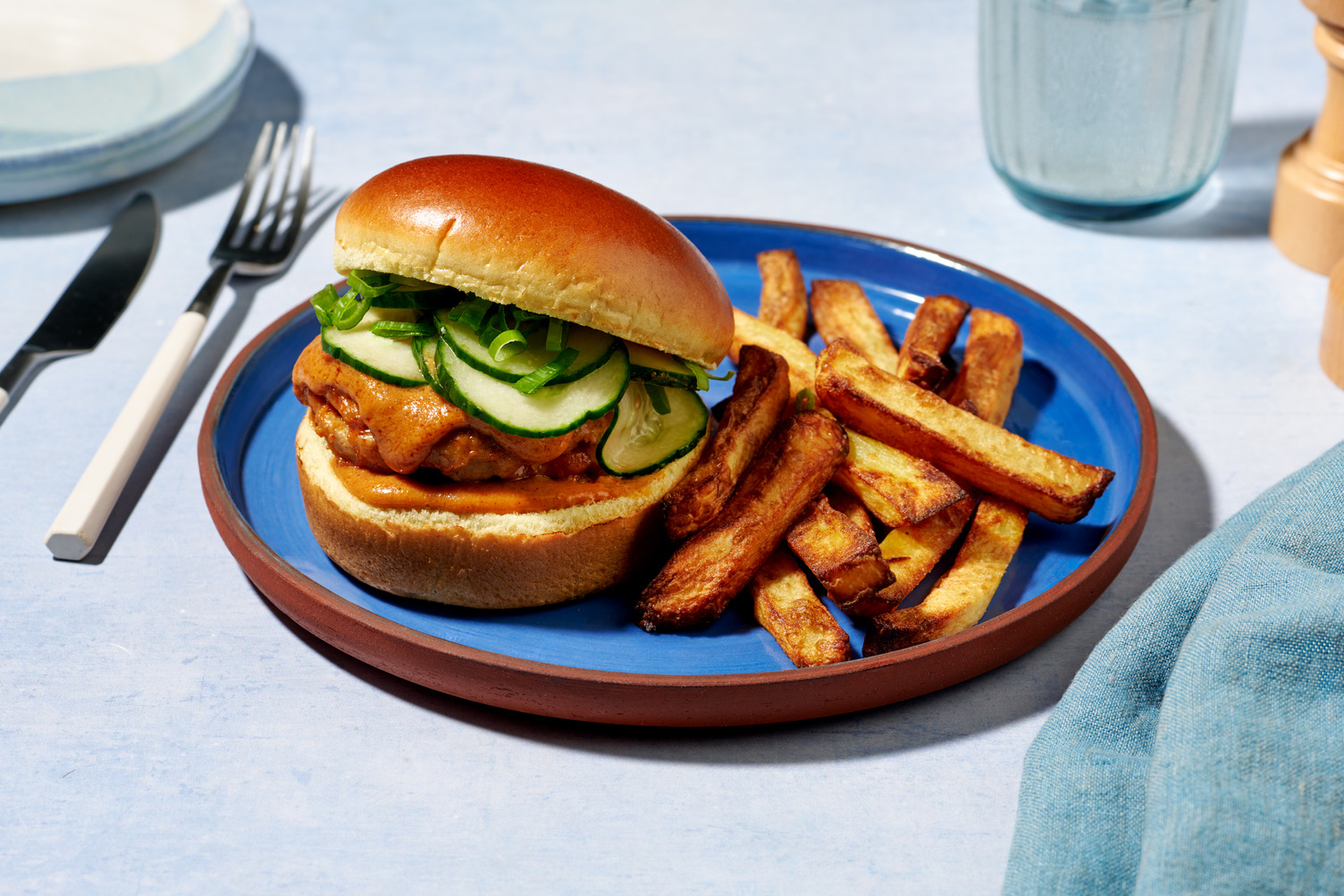 Burger de porc à la sauce satay piquante